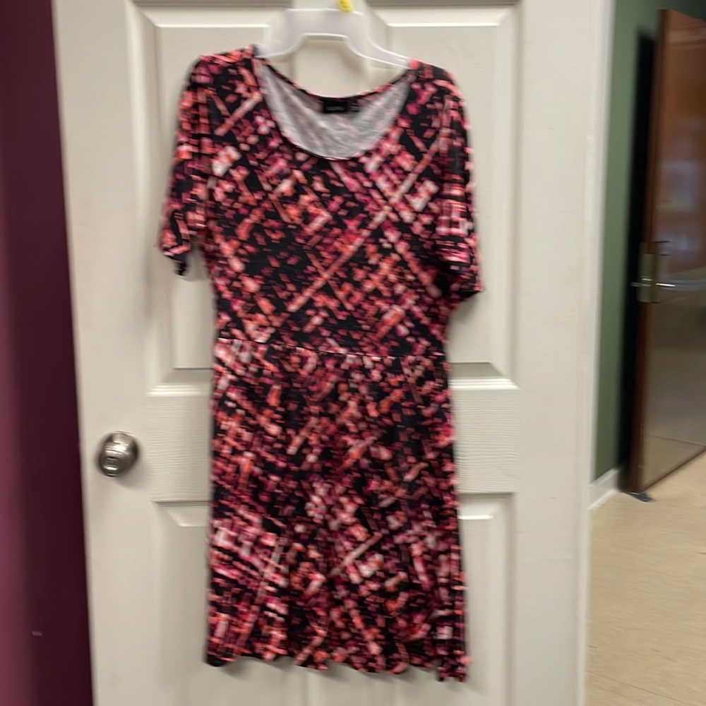 Cute & comfy size large pink & black dress. Great for any occasion